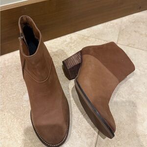 Blondo Brown Ankle Booties zip up size 8